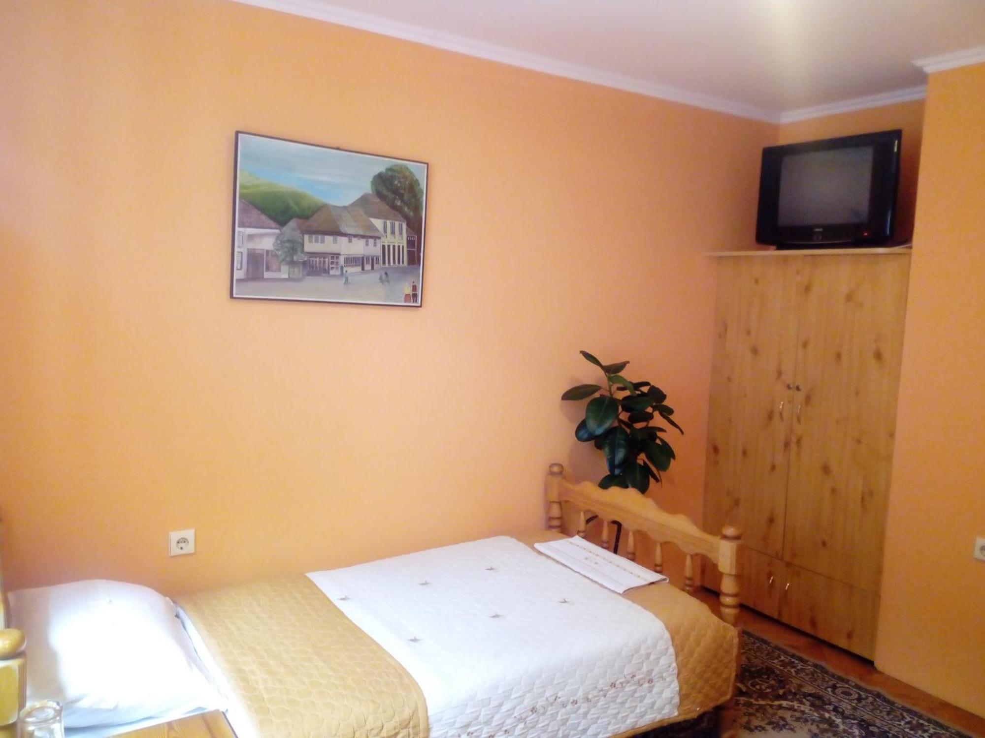 Hotel 24 Jul Pljevlja Rum bild